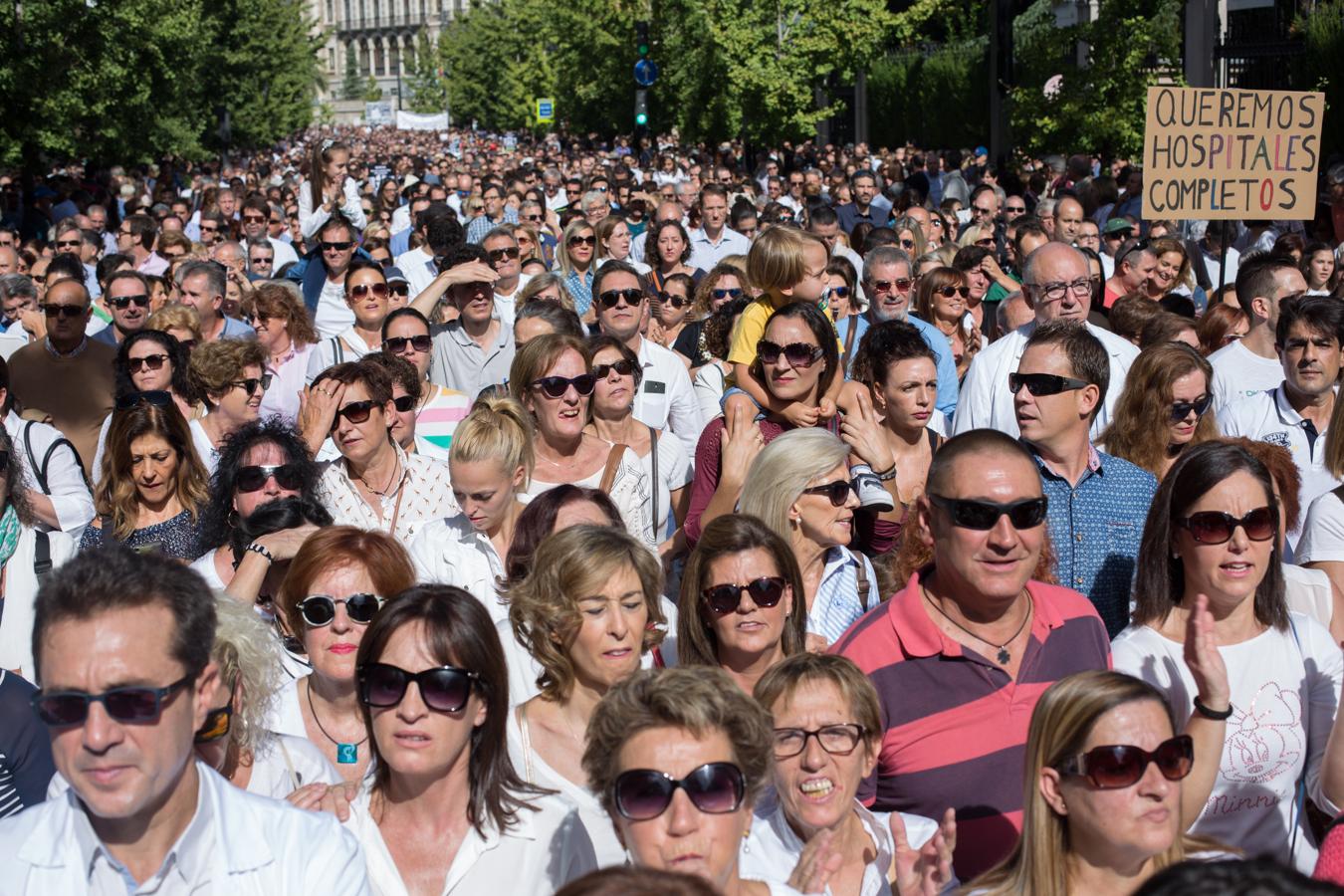 Granada se echa a la calle contra la fusión hospitalaria