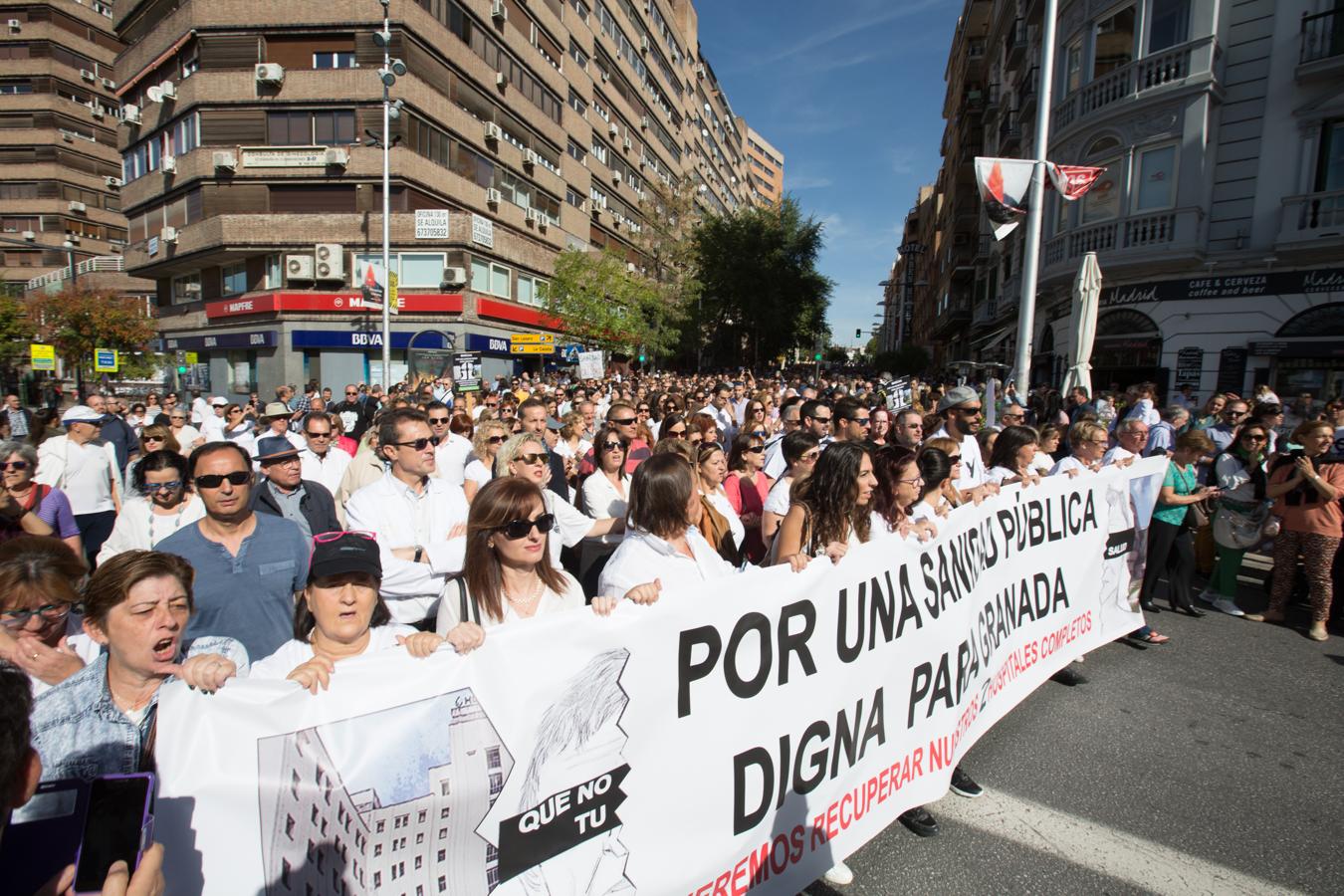 Granada se echa a la calle contra la fusión hospitalaria