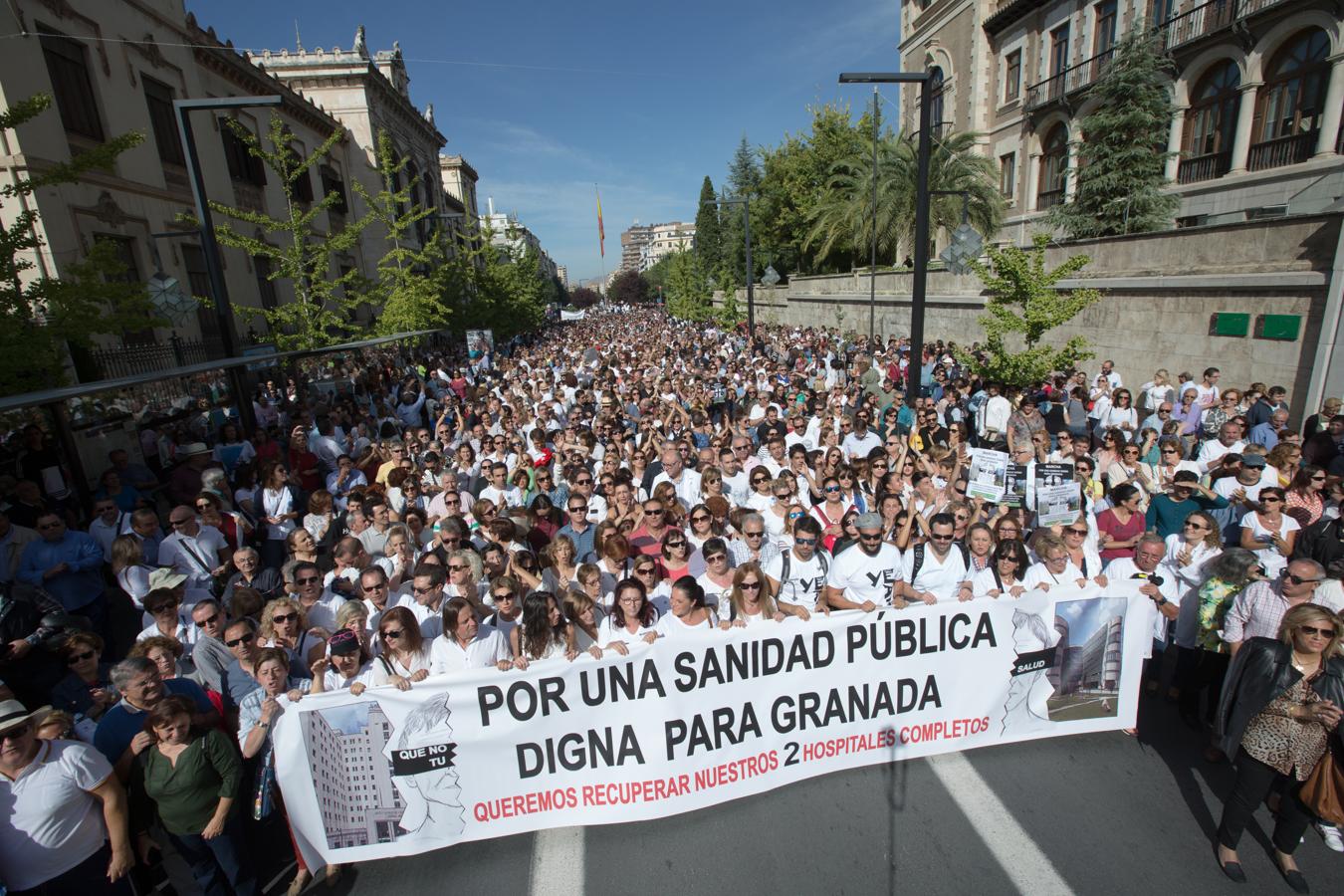 Granada se echa a la calle contra la fusión hospitalaria