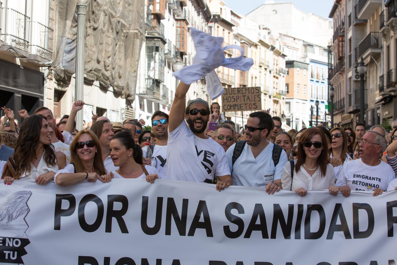 Granada se echa a la calle contra la fusión hospitalaria