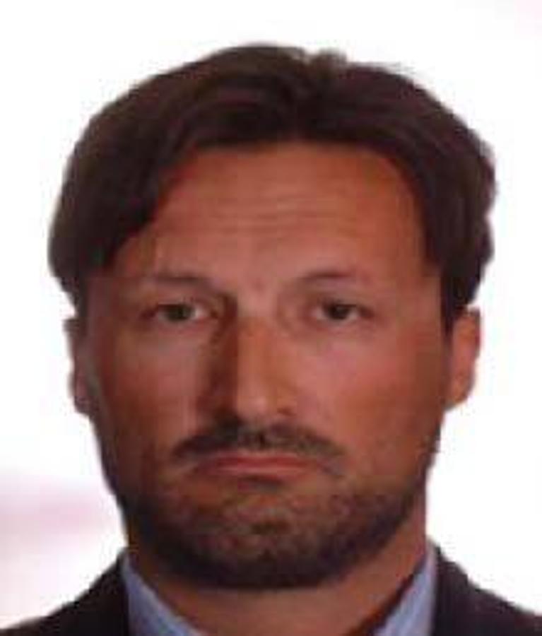 Mark Acklom. 43 años. En busca y captura por Avon &amp; Somerset Police como sospechoso de fraude por falsa representación. Acklom supuestamente cometió falsa representación tras comenzar una relación amorosa con una mujer de Bath en enero de 2012. La mujer declaró que Acklom en un principio dijo que trabaja en el mundo de la banca en Suiza y que era muy rico, diciendo posteriormente que trabajaba en una agencia de inteligencia. La mujer dice que en el transcurso de su relación hablaron de casarse. Cuando dijo que tenía problemas de efectivo que le impedían continuar con las obras de restauración de una de las propiedades en las que él quería que vivieran, la mujer le hizo varios préstamos por un total de 850.000 libras. Posteriormente se descubrió que Acklom no era el propietario de la vivienda. Desapareció y ella nunca recuperó su dinero. Descripción: altura de 178 centímetros, constitución media, pelo castaño oscuro y ojos verdes.