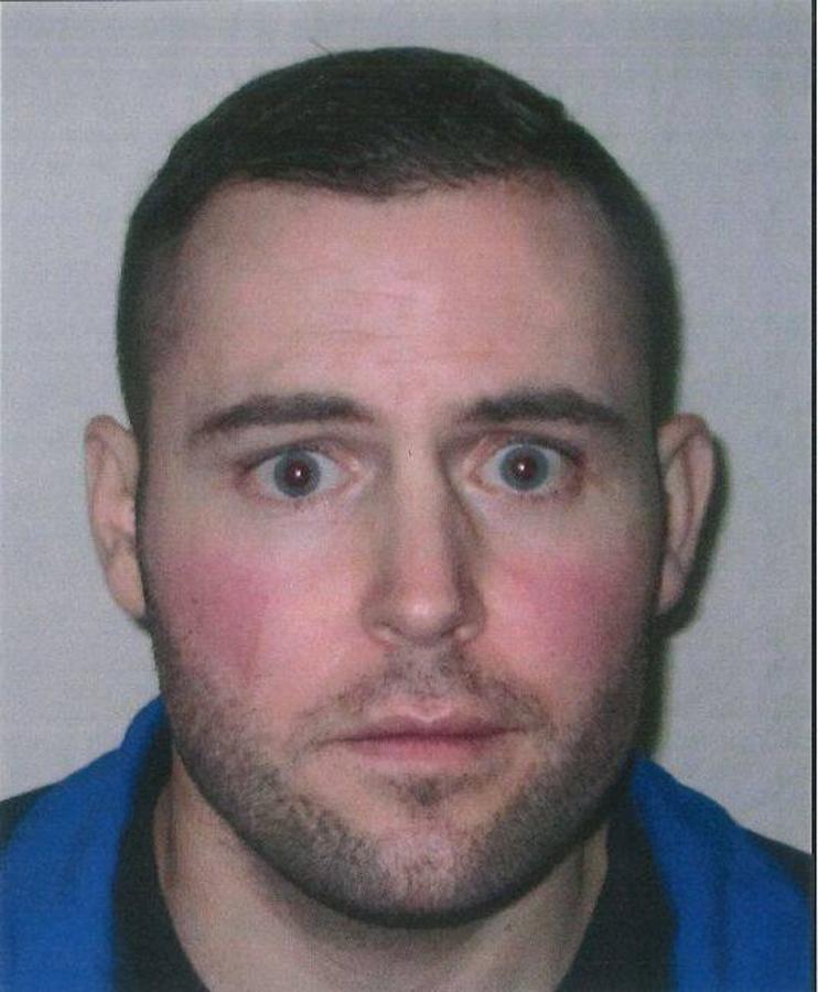 Jonathan Kelly. 36 años.. En busca y captura por Police Scotland para que reingrese en prisión y termine su condena de 9 años y 10 meses, pendiente, por una serie de agresiones graves. Kelly, que es extremadamente violento y supone un elevado riesgo tanto para la policía como para el público en general, fue condenado por varios tribunales entre 2002 y 2010 con motivo de varios delitos. Se le impusieron penas superiores a 16 años y en septiembre de 2013 salió en libertad provisional pero no cumplió las condiciones impuestas. Entre los delitos por los que fue condenado están: agresión con lesiones graves y peligro de muerte, robo, agresión con lesiones graves y desfiguración permanente, quebrantamiento de la paz y estar en posesión de un objeto punzante muy afilado en la cárcel. En una de estas agresiones graves, Kelly apuñaló a la víctima utilizando un machete, causándole parálisis. También se emitió una orden de prevención por delitos sexuales contra él. Descripción: altura de 180 centímetros, constitución fuerte, ojos azules/grises, pelo castaño y corto, acento escocés, en ocasiones lleva barba. También tiene cicatrices en ambos lados de la cara, en los brazos y en la mano derecha.