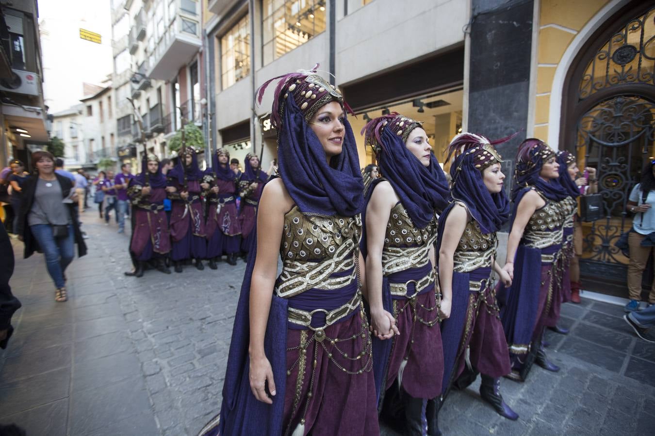 Desfile de moros y cristianos por las calles de Granada