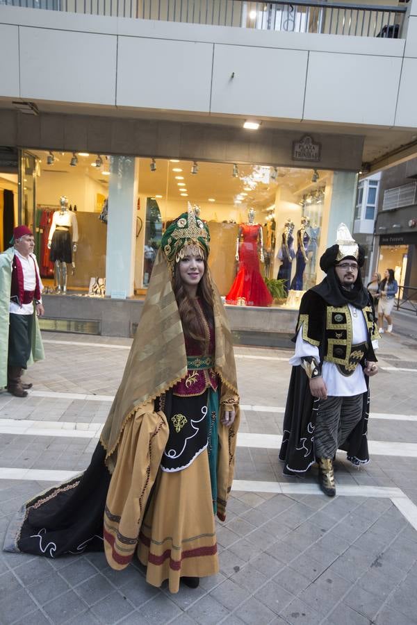 Desfile de moros y cristianos por las calles de Granada