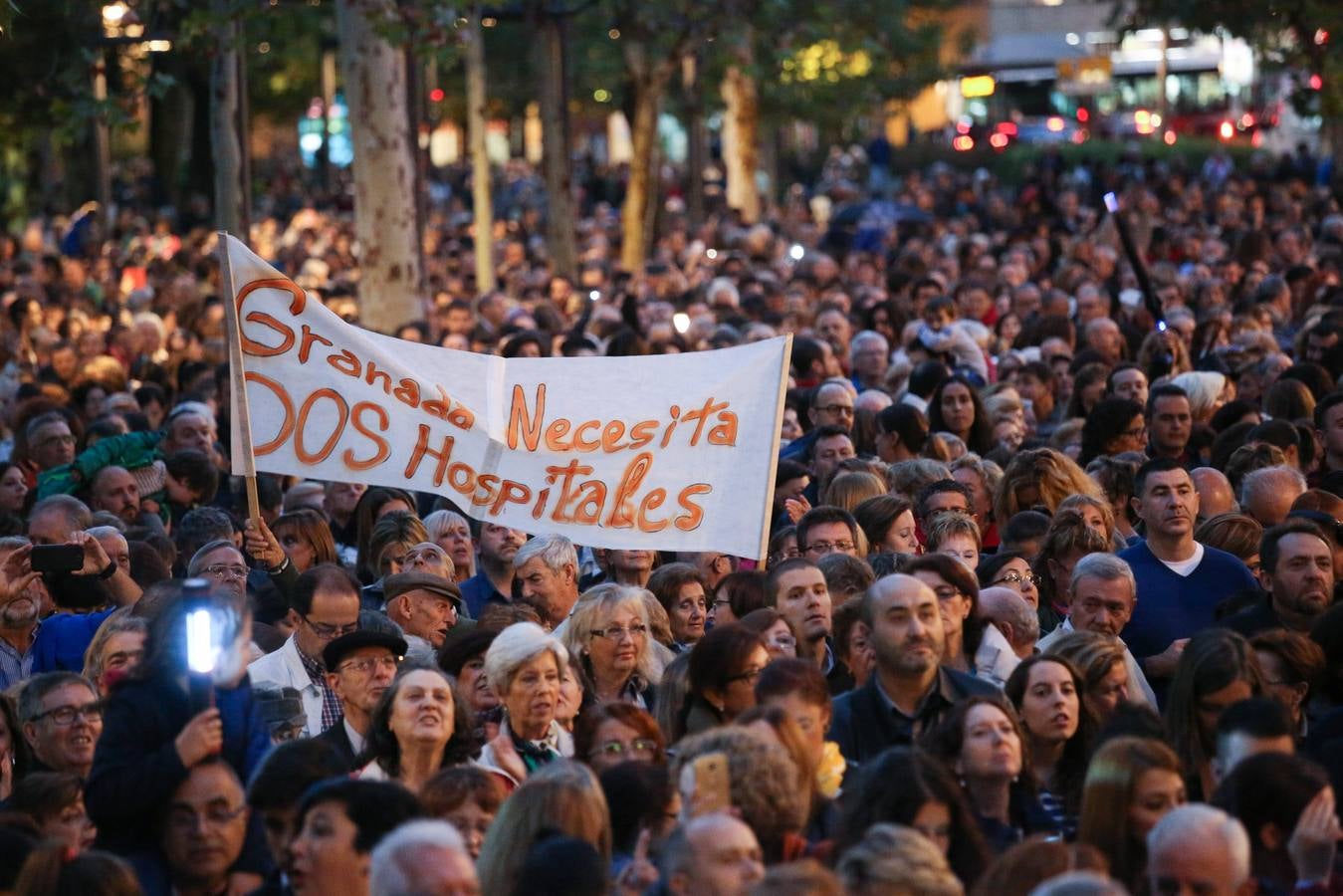 Unas 35.000 personas vuelven a clamar por #2hospitalescompletos en Granada