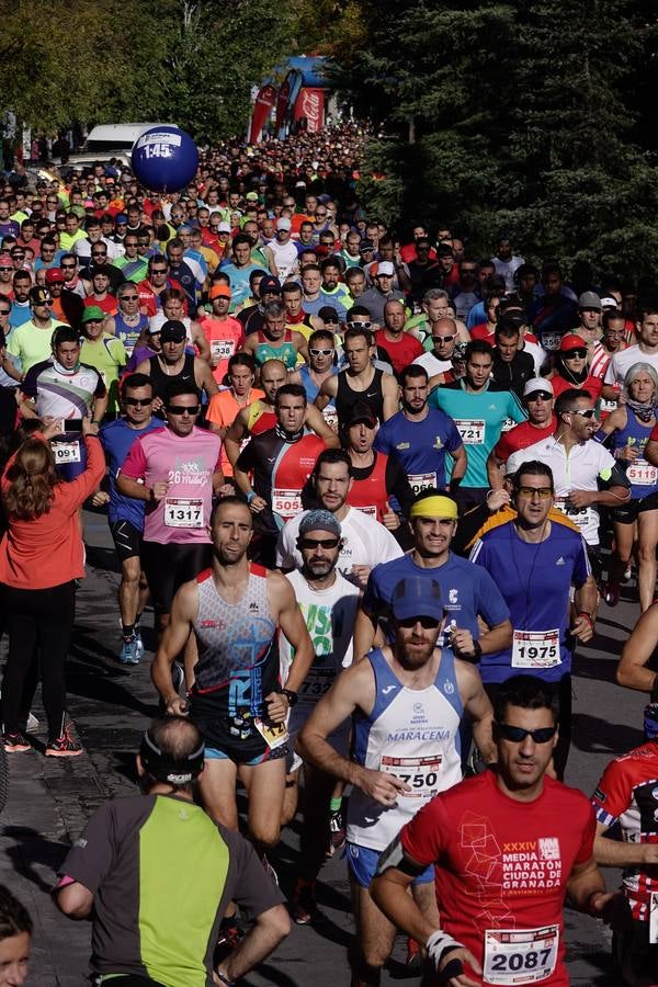 Miles de participantes en la Media Maratón de Granada