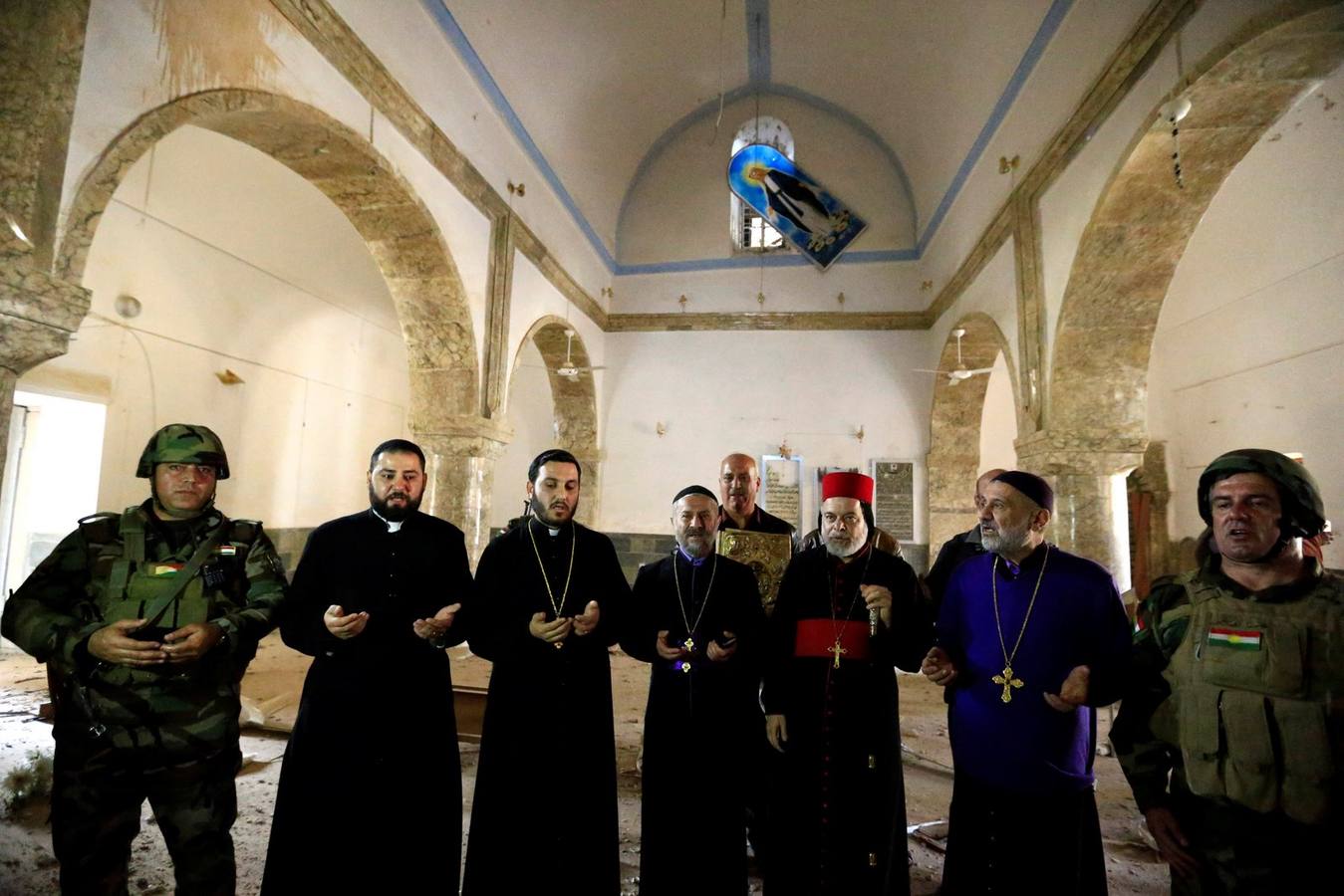 Sacerdotes celebran la primera misa en la Iglesia Mart Shmoni desde que fue recapturada al estado islámico en la ciudad de Bashiqa, al este de Mosul, Irak.