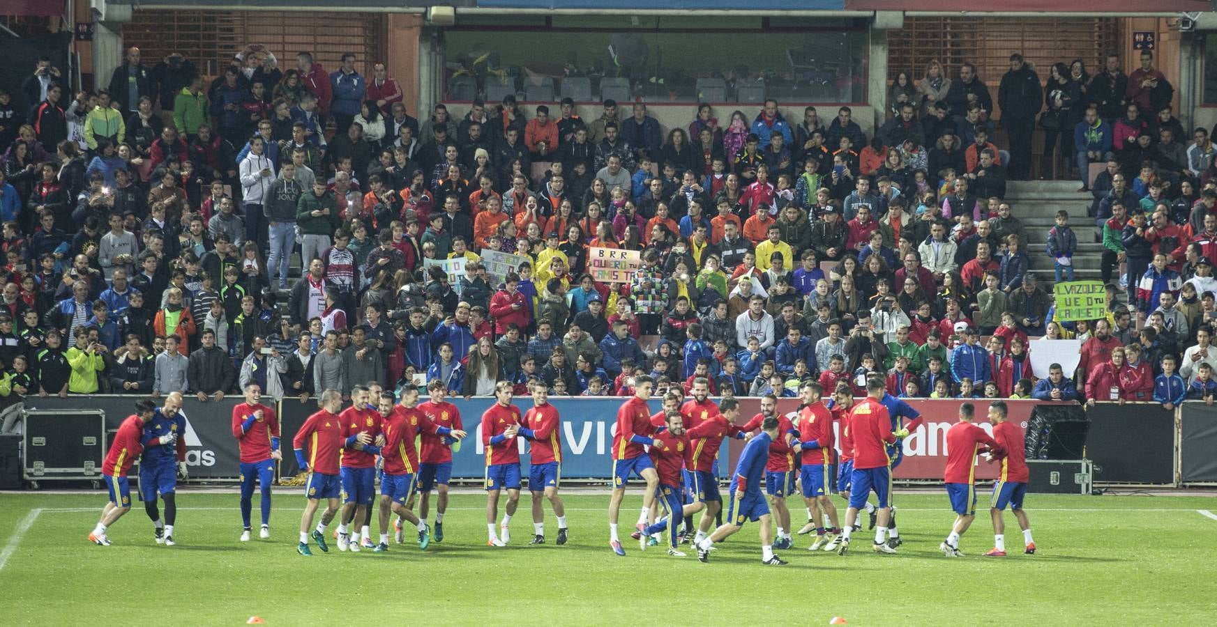 Ambiente de partido para un entrenamiento de &#039;La Roja&#039;