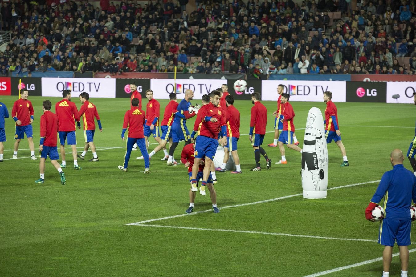 Ambiente de partido para un entrenamiento de &#039;La Roja&#039;