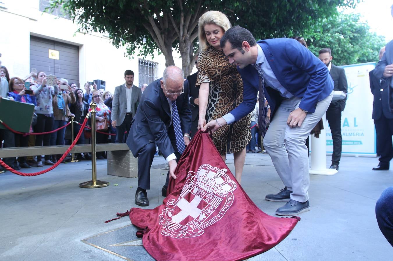 Catherine Deneuve brilla con luz propia