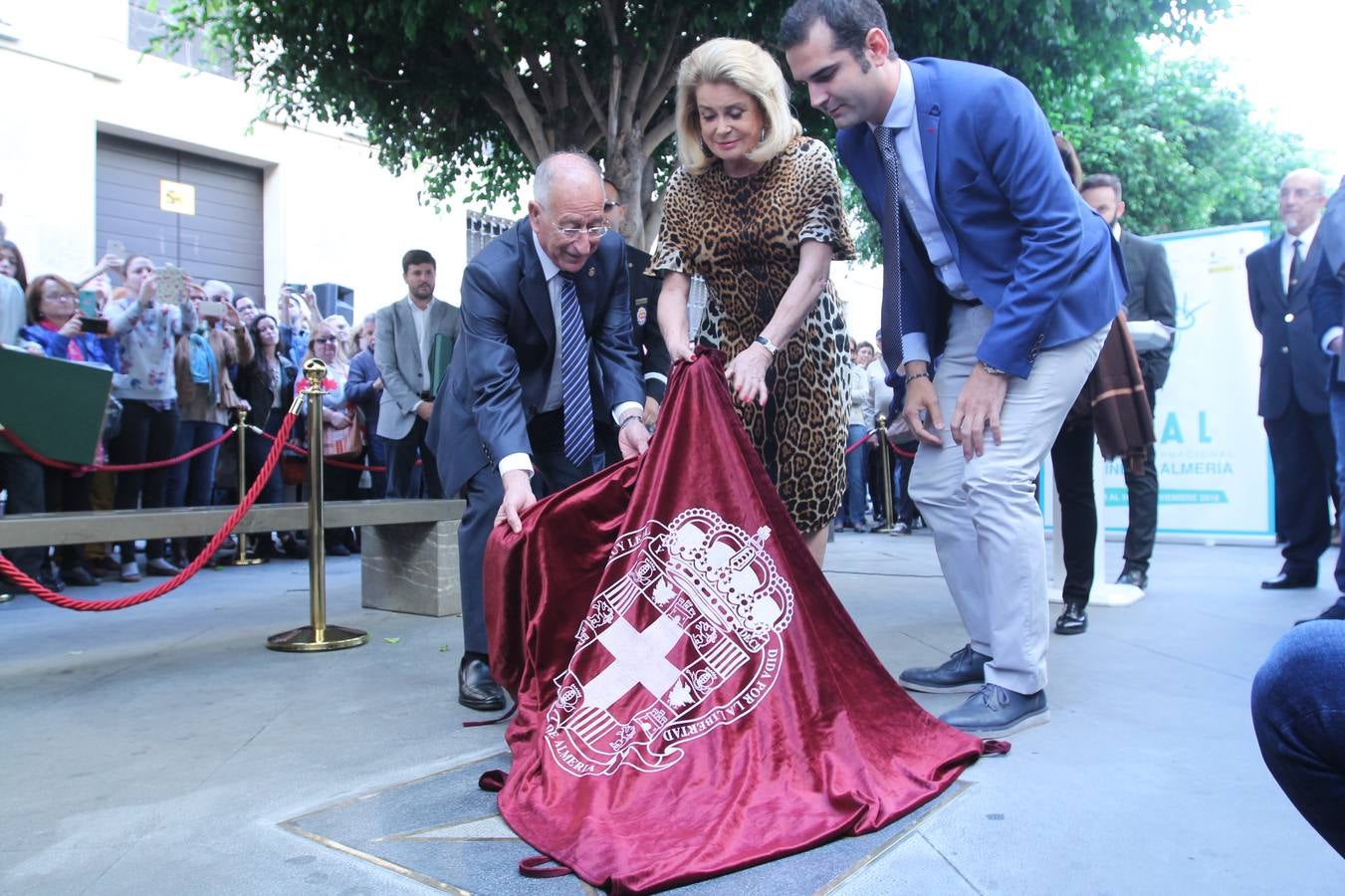 Catherine Deneuve brilla con luz propia