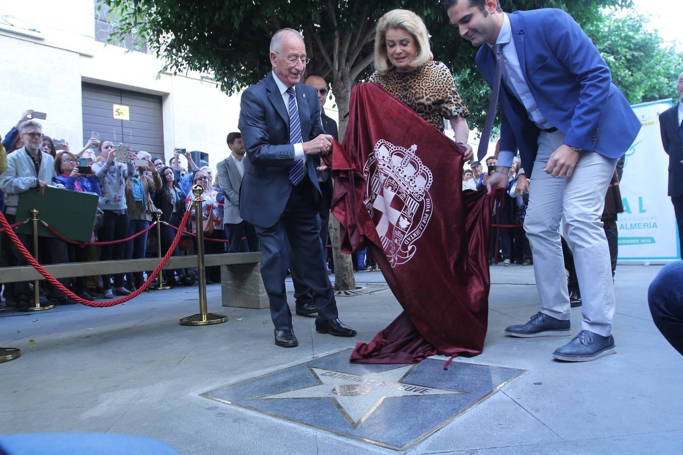 Catherine Deneuve brilla con luz propia