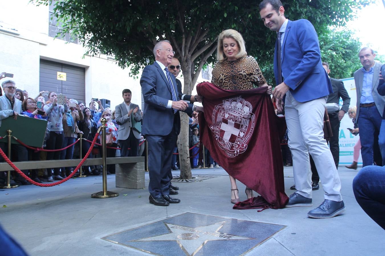 Catherine Deneuve brilla con luz propia