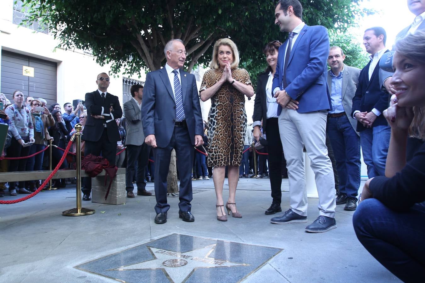 Catherine Deneuve brilla con luz propia