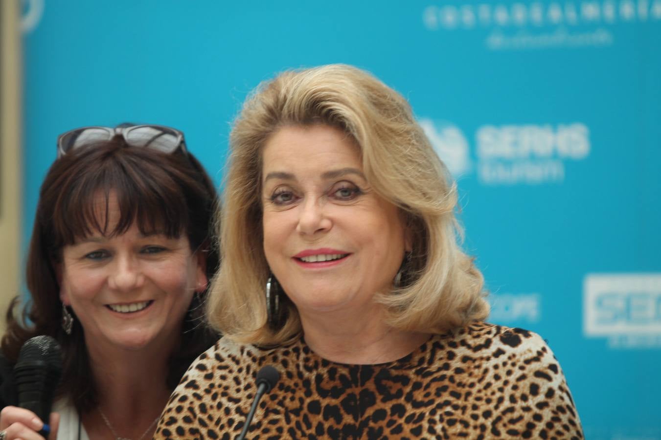 Catherine Deneuve brilla con luz propia