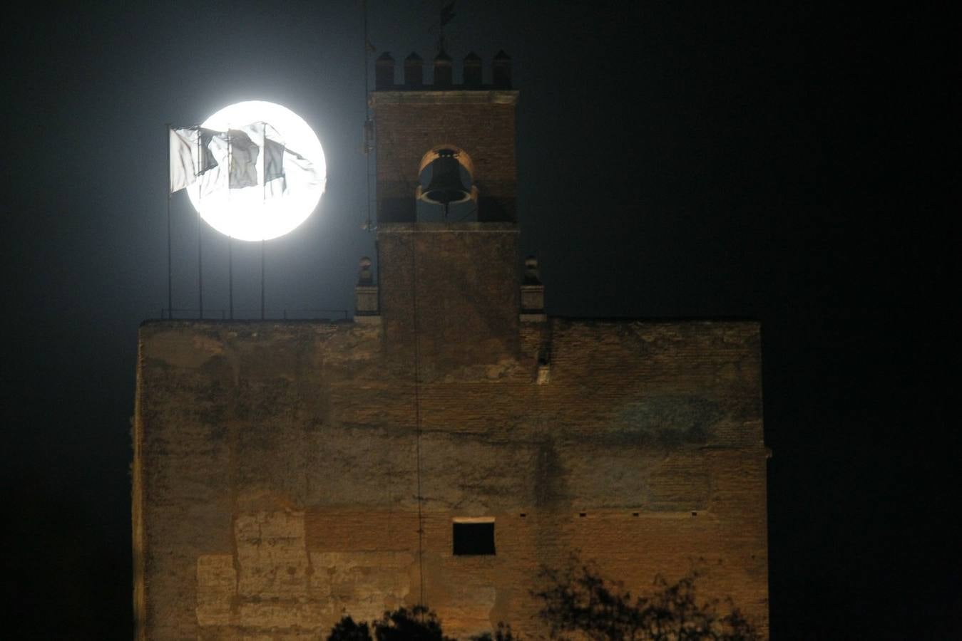 La &#039;superluna&#039; seduce a Granada