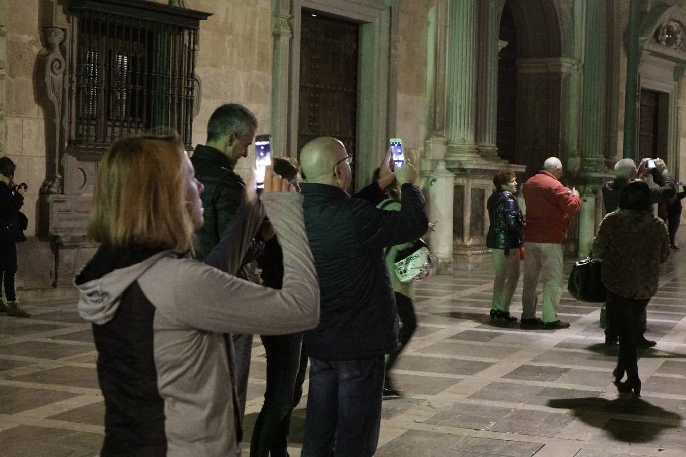 La &#039;superluna&#039; seduce a Granada