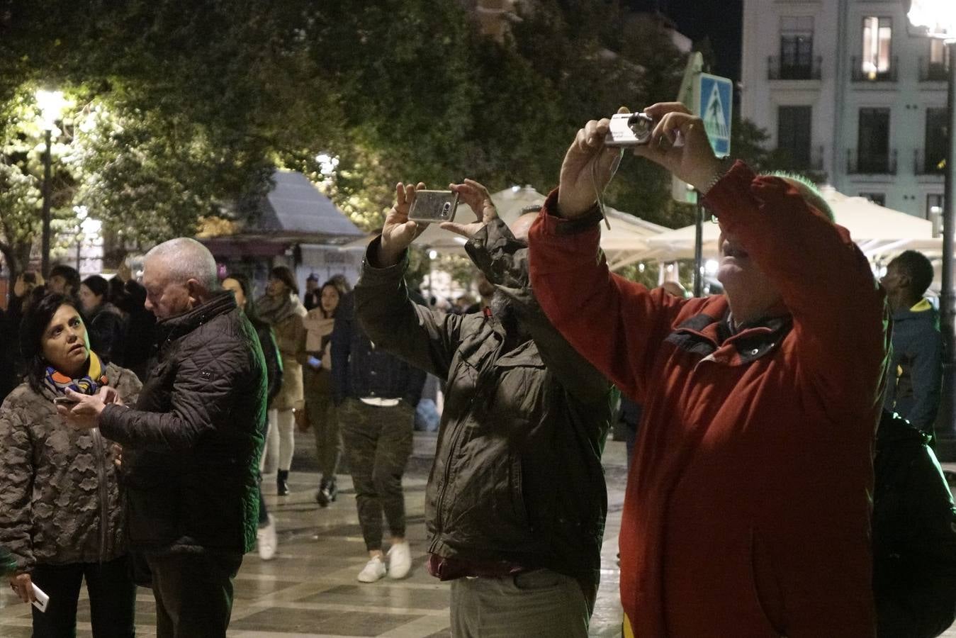 La &#039;superluna&#039; seduce a Granada