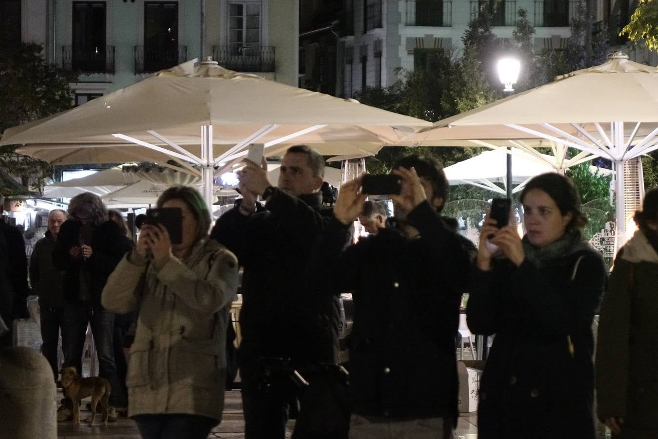 La &#039;superluna&#039; seduce a Granada