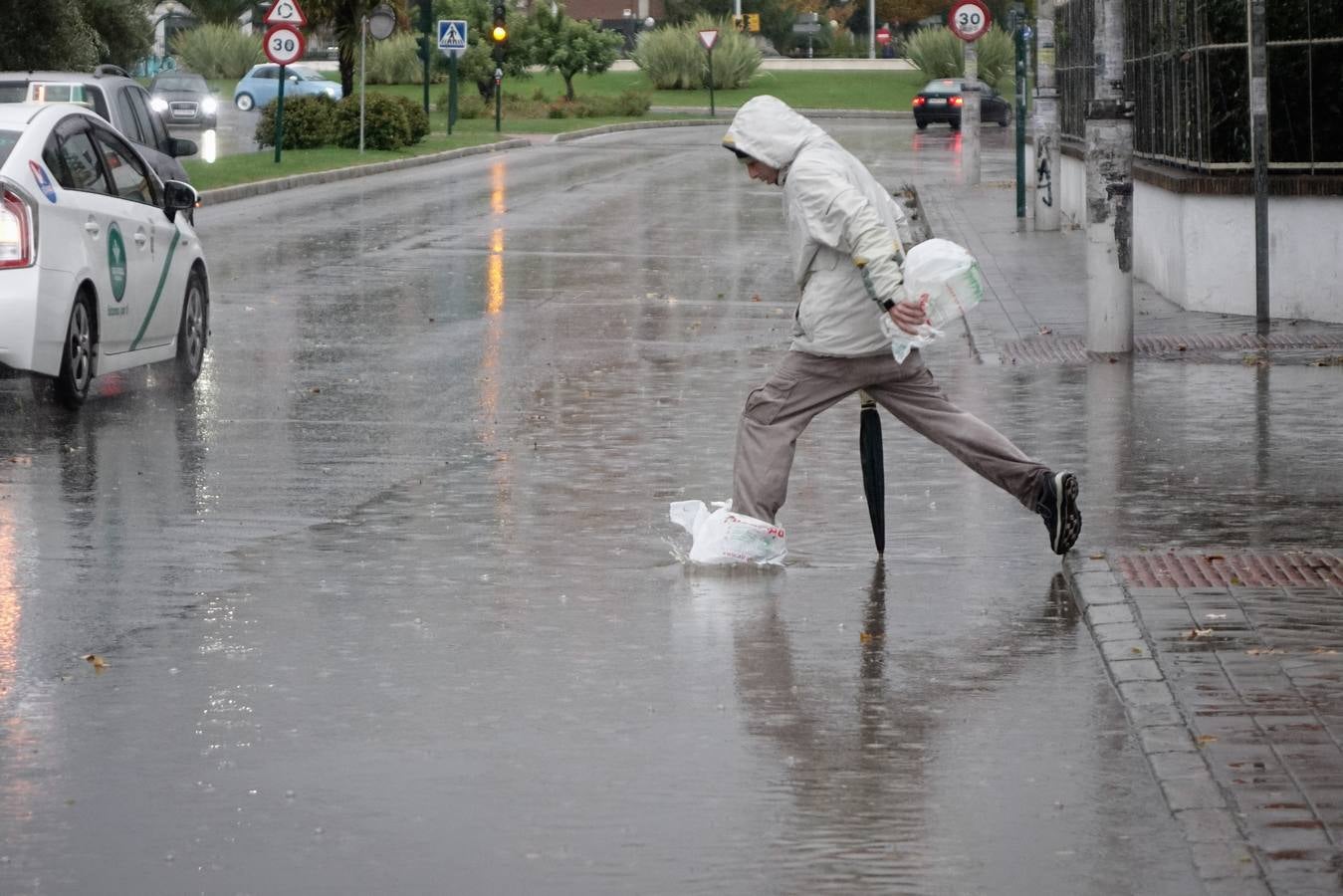 La primera tromba anega calles y obliga a cortar un paso subterráneo