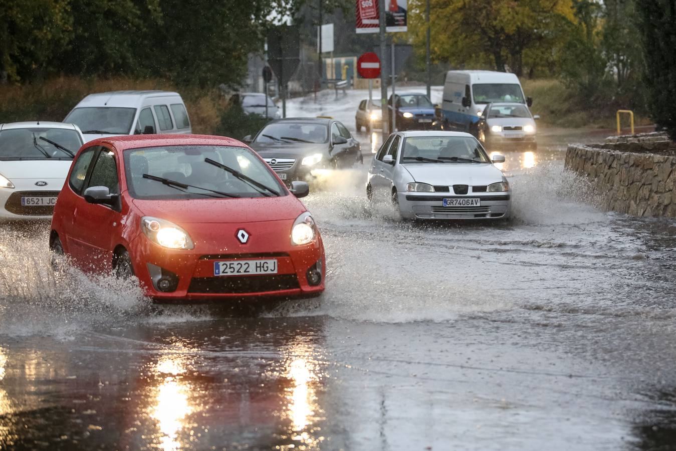 La primera tromba anega calles y obliga a cortar un paso subterráneo