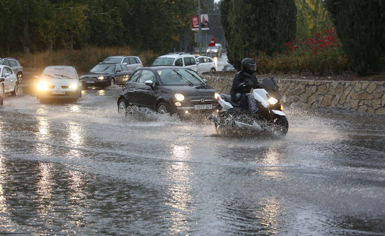La primera tromba anega calles y obliga a cortar un paso subterráneo