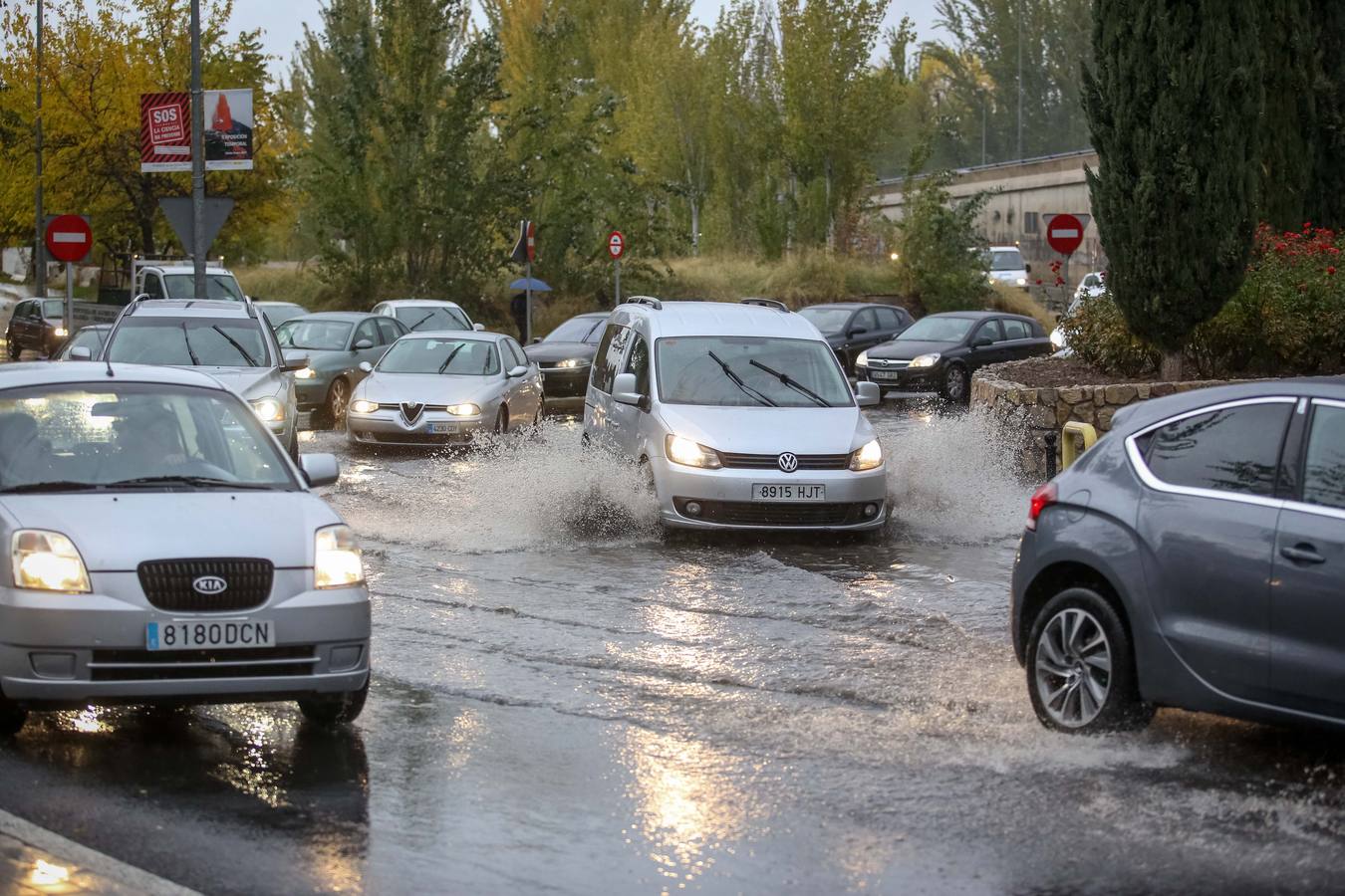 La primera tromba anega calles y obliga a cortar un paso subterráneo