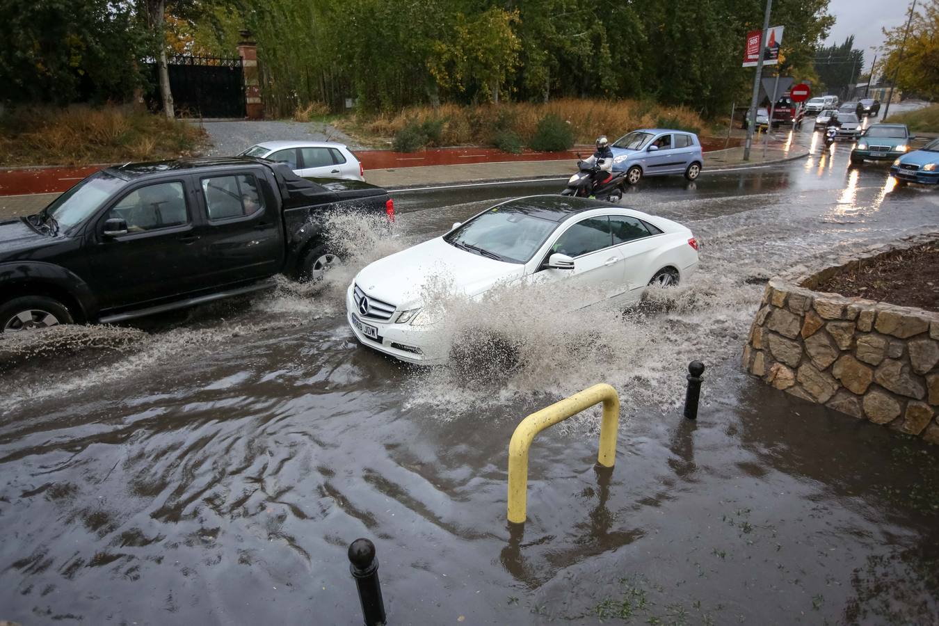 La primera tromba anega calles y obliga a cortar un paso subterráneo