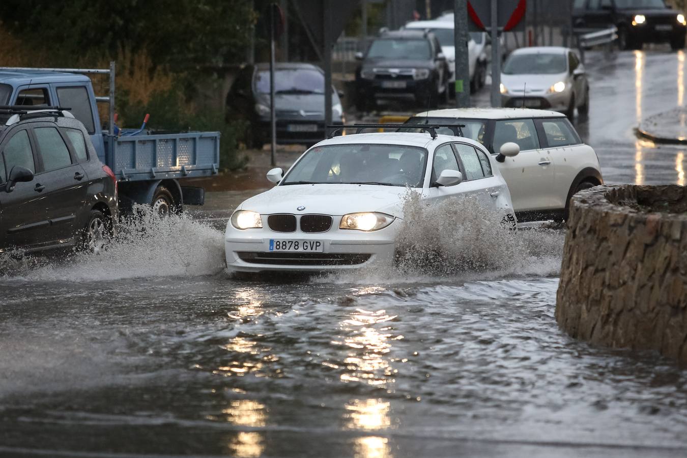 La primera tromba anega calles y obliga a cortar un paso subterráneo