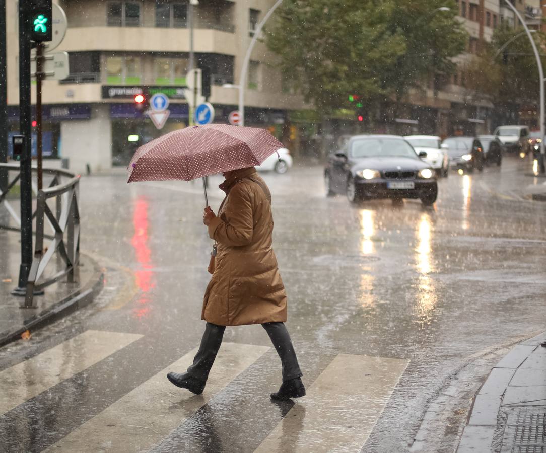 La primera tromba anega calles y obliga a cortar un paso subterráneo