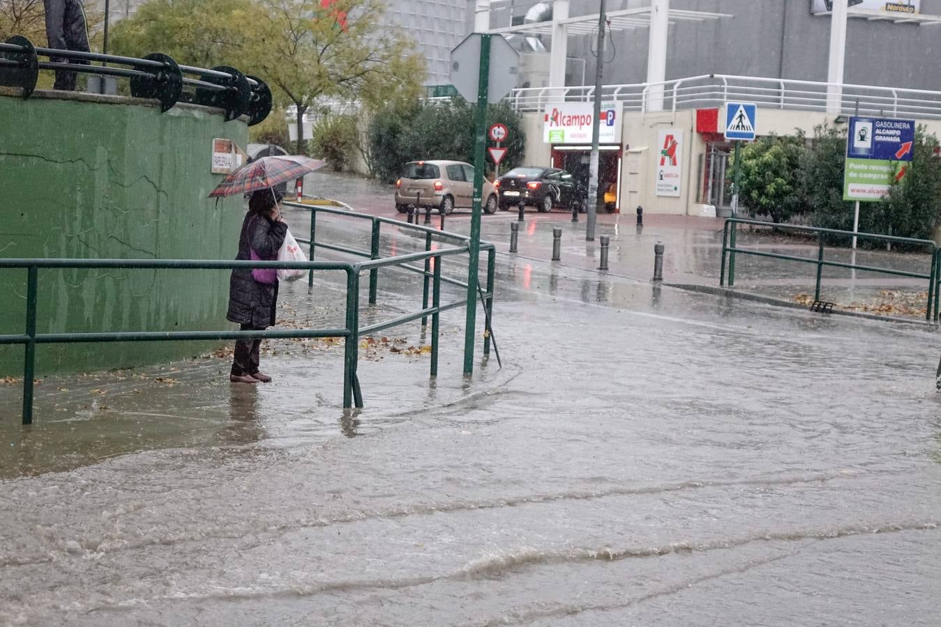 La primera tromba anega calles y obliga a cortar un paso subterráneo