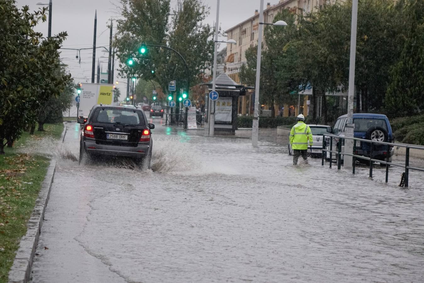La primera tromba anega calles y obliga a cortar un paso subterráneo