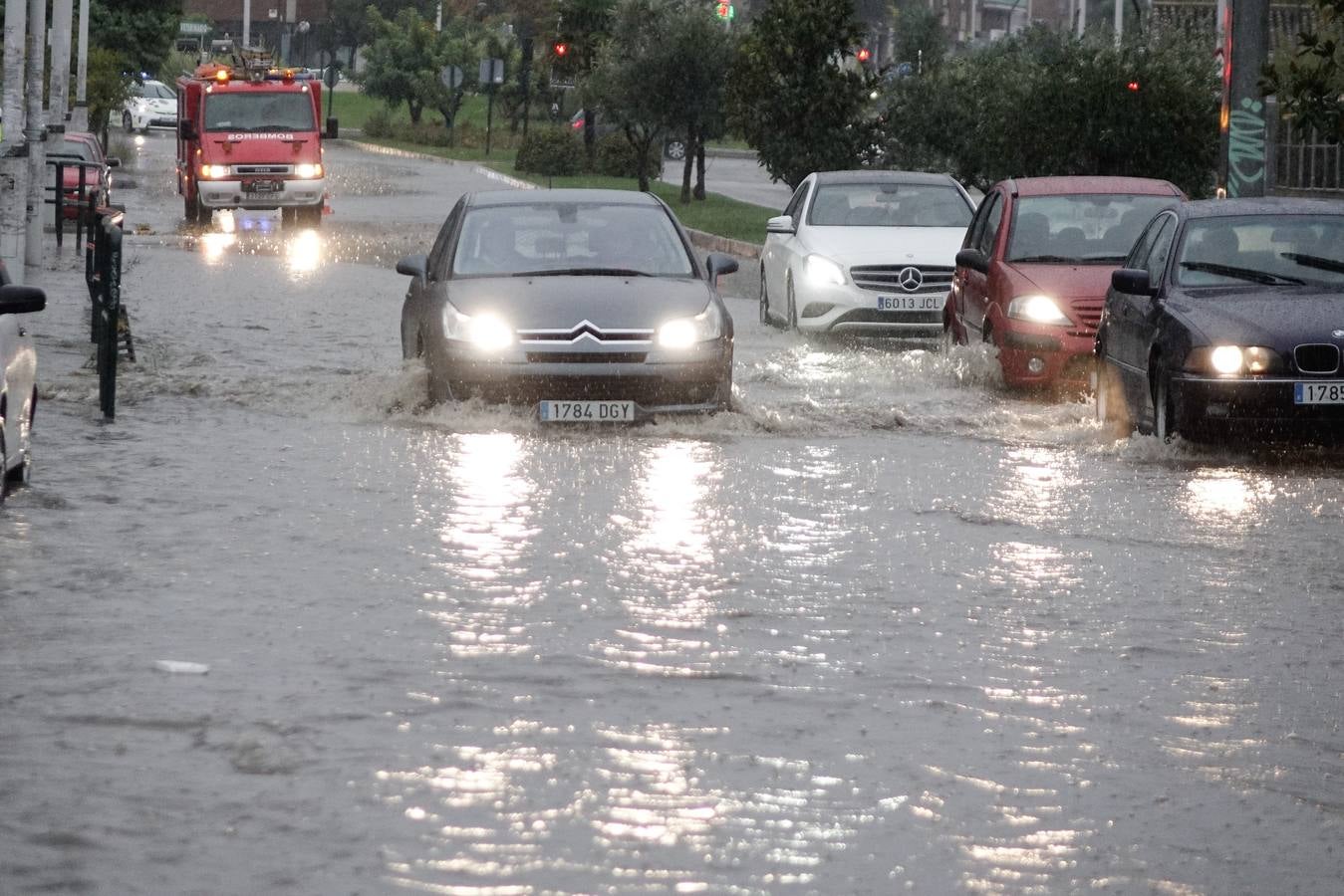 La primera tromba anega calles y obliga a cortar un paso subterráneo