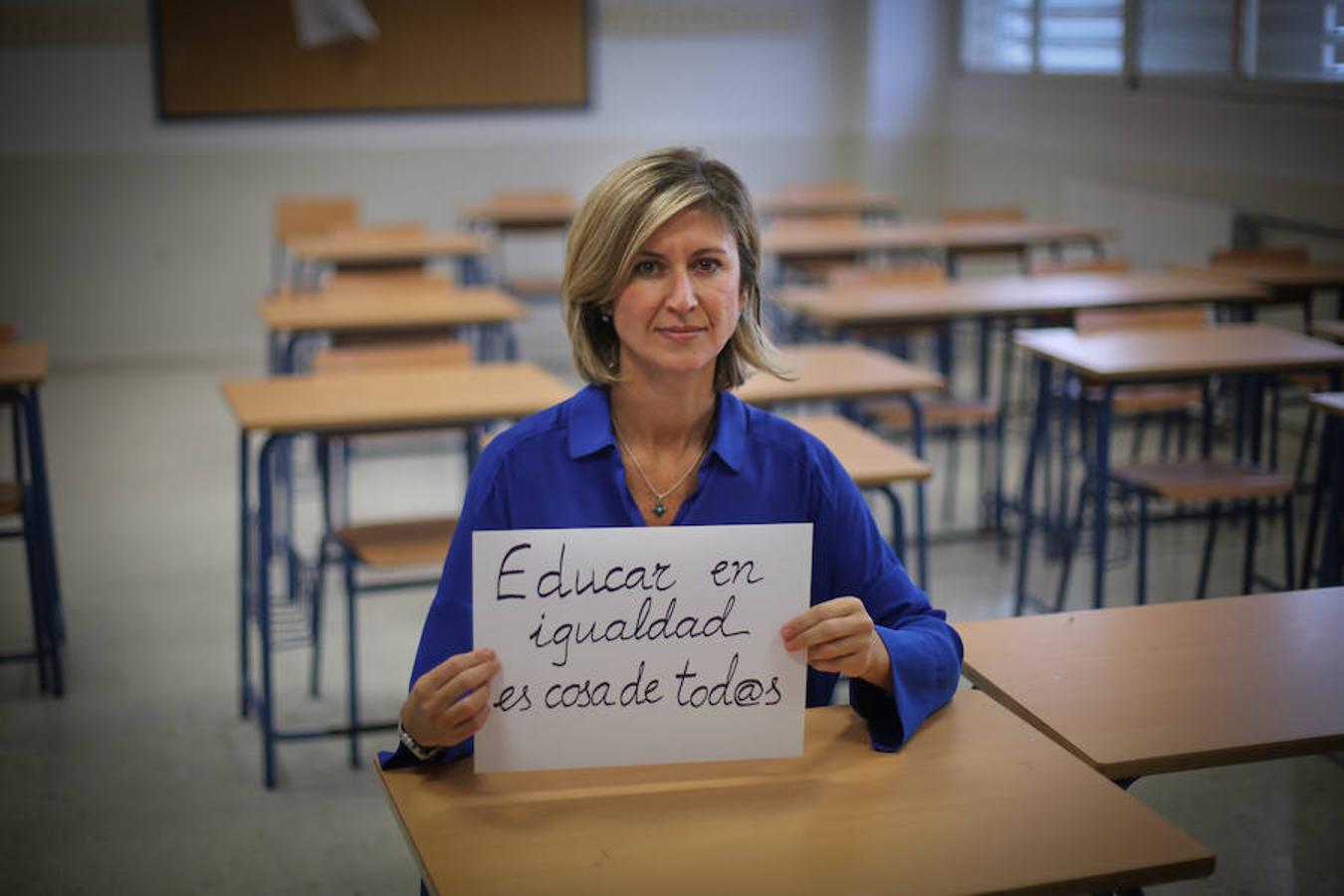 'Educar en igualdad es cosa de todos'. El problema está ahí. Cada vez más patente: la violencia de género entre los menores. Según Elena Hernández, profesora especialista en temas de igualdad en el IES La Laguna, de Padul, todo empieza cuando los jóvenes se emparejan y «el chico entiende que la chica es suya, le acompaña a casa, vigila su teléfono móvil...». Y agrega que lo más preocupante es que «ellas se sientan contentas porque las tienen controladas y porque piensan que de esta manera las quieren más». «Llegan a un punto que las infravaloran tanto que piensan que no van a ser capaces de hacer nada por sí mismas», recalca.