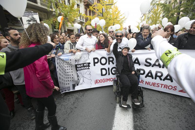 Granada en la calle &quot;por dos hospitales completos&quot;