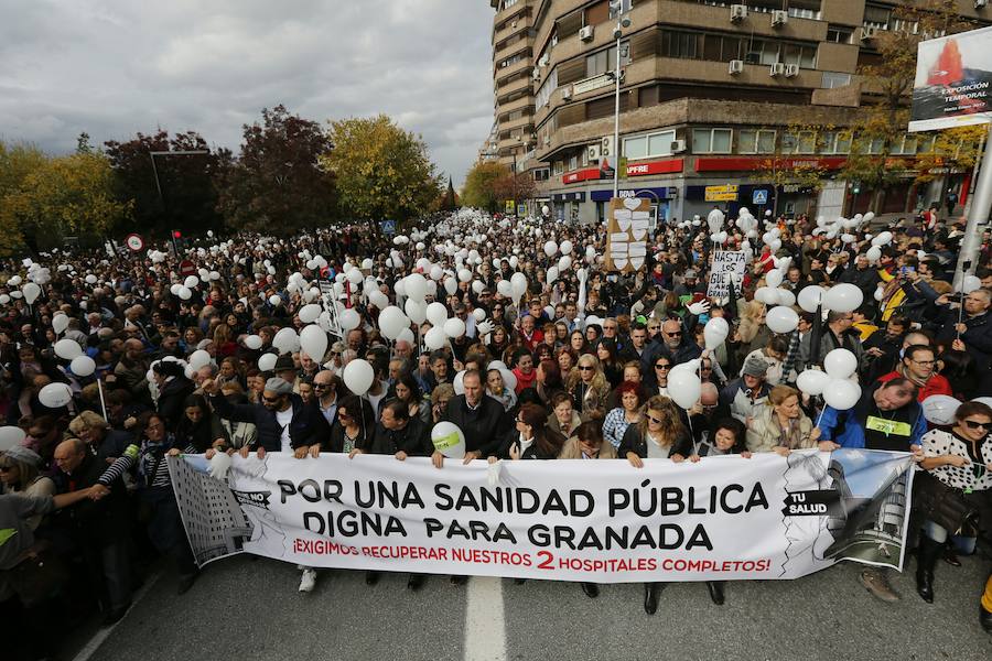 Granada en la calle &quot;por dos hospitales completos&quot;