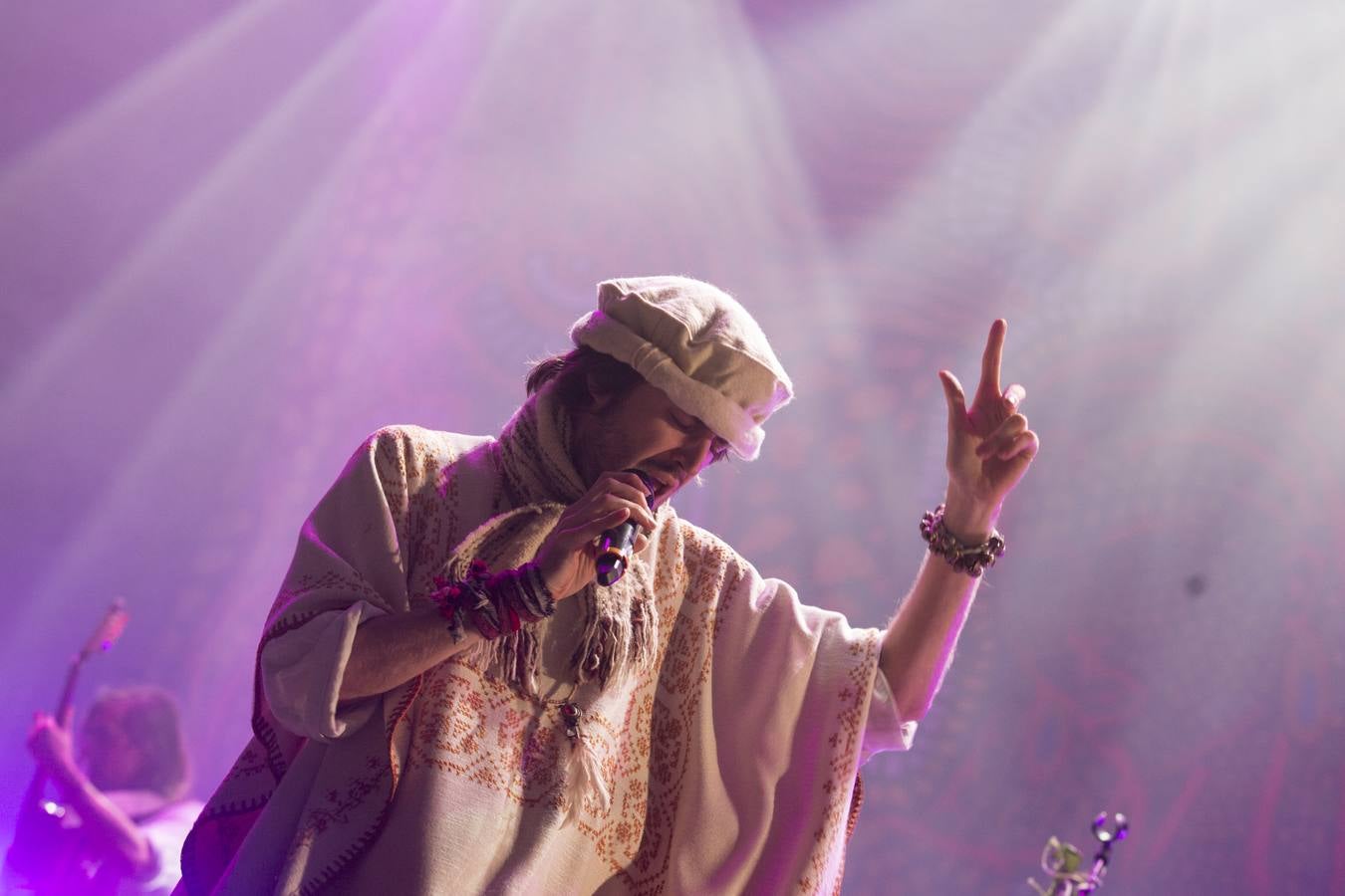 Crystal Fighters agitó a mil personas con su pop electro-tribal