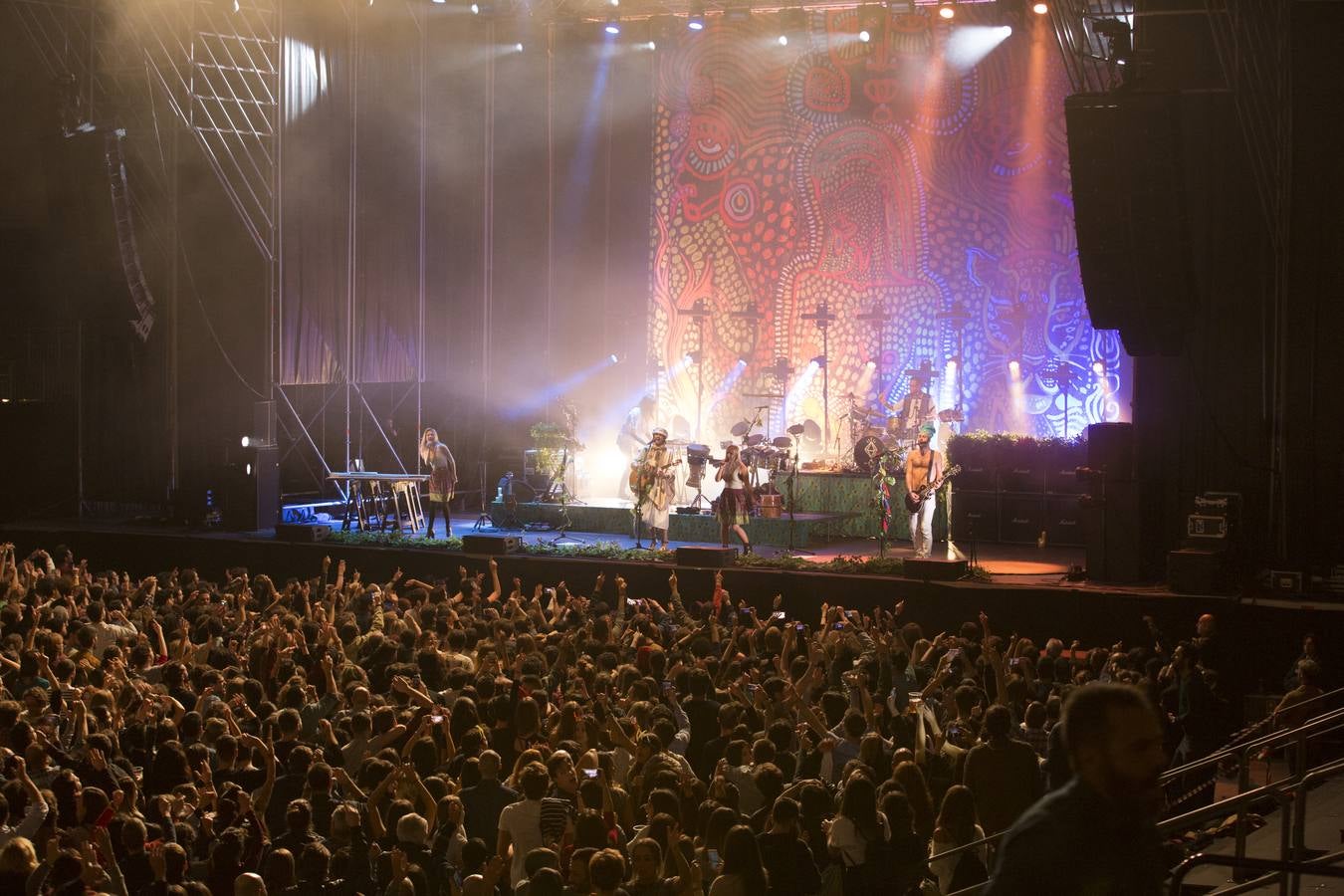 Crystal Fighters agitó a mil personas con su pop electro-tribal