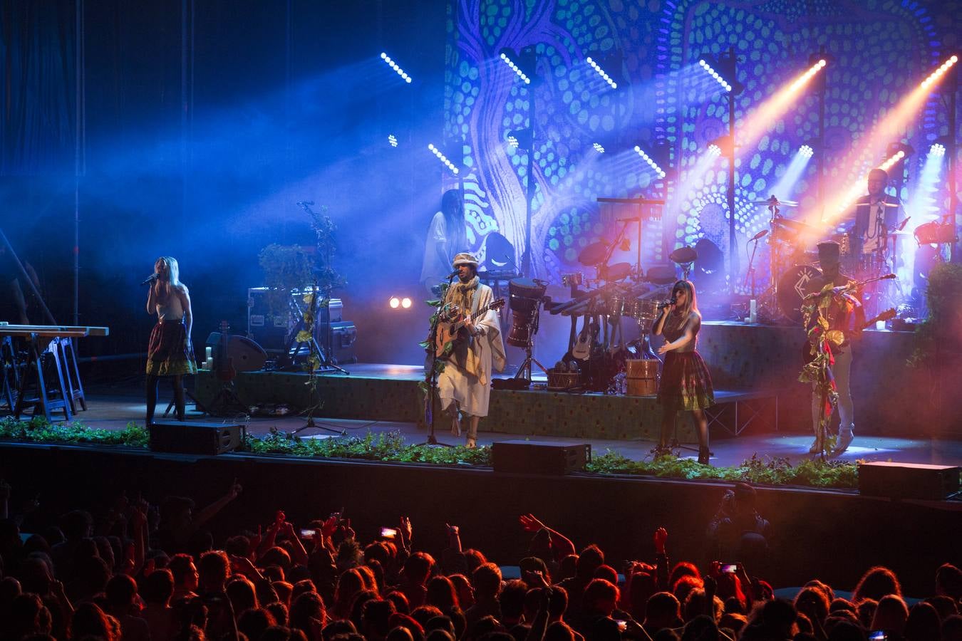 Crystal Fighters agitó a mil personas con su pop electro-tribal