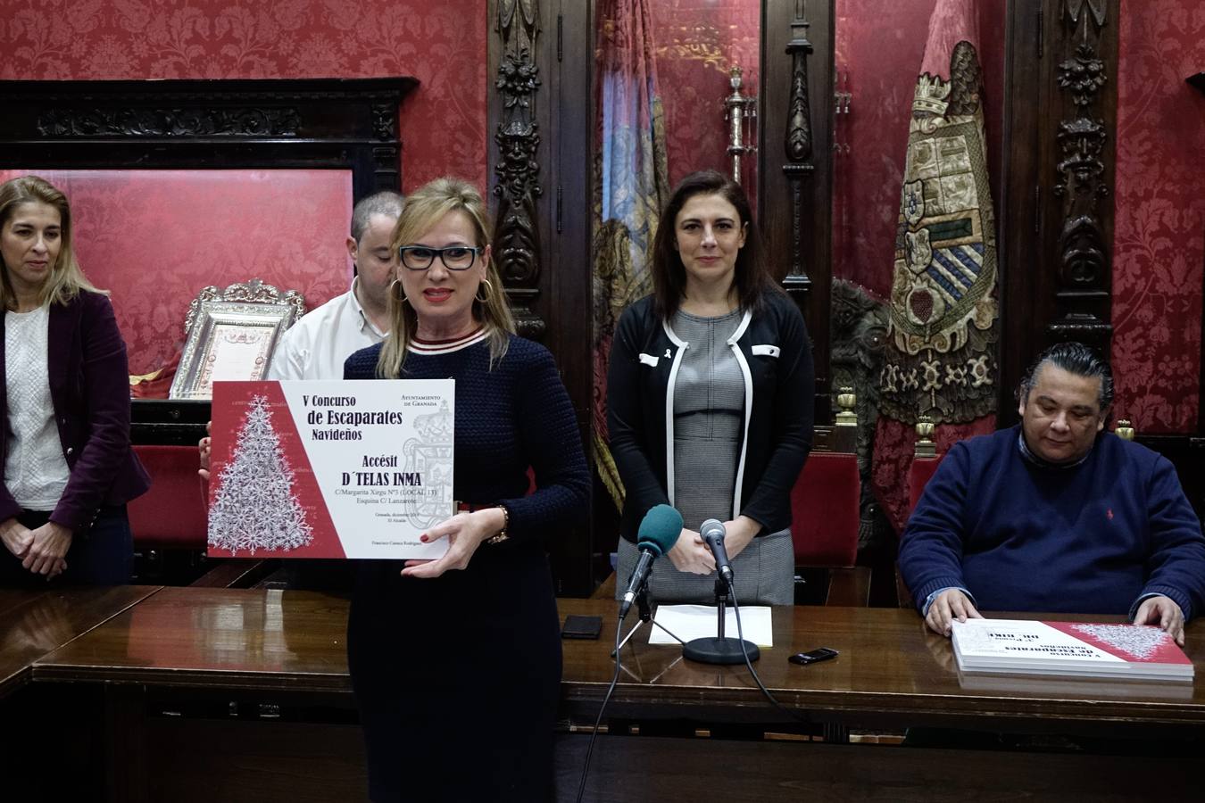 Granada premia la originalidad en la decoración navideña de escaparates