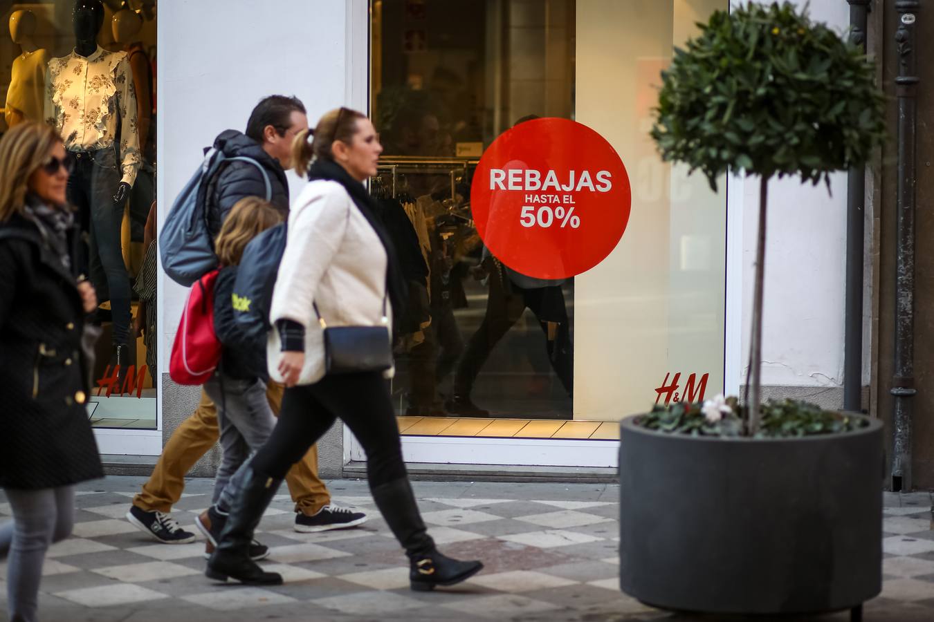 Granada &#039;carga&#039; en el inicio de las rebajas