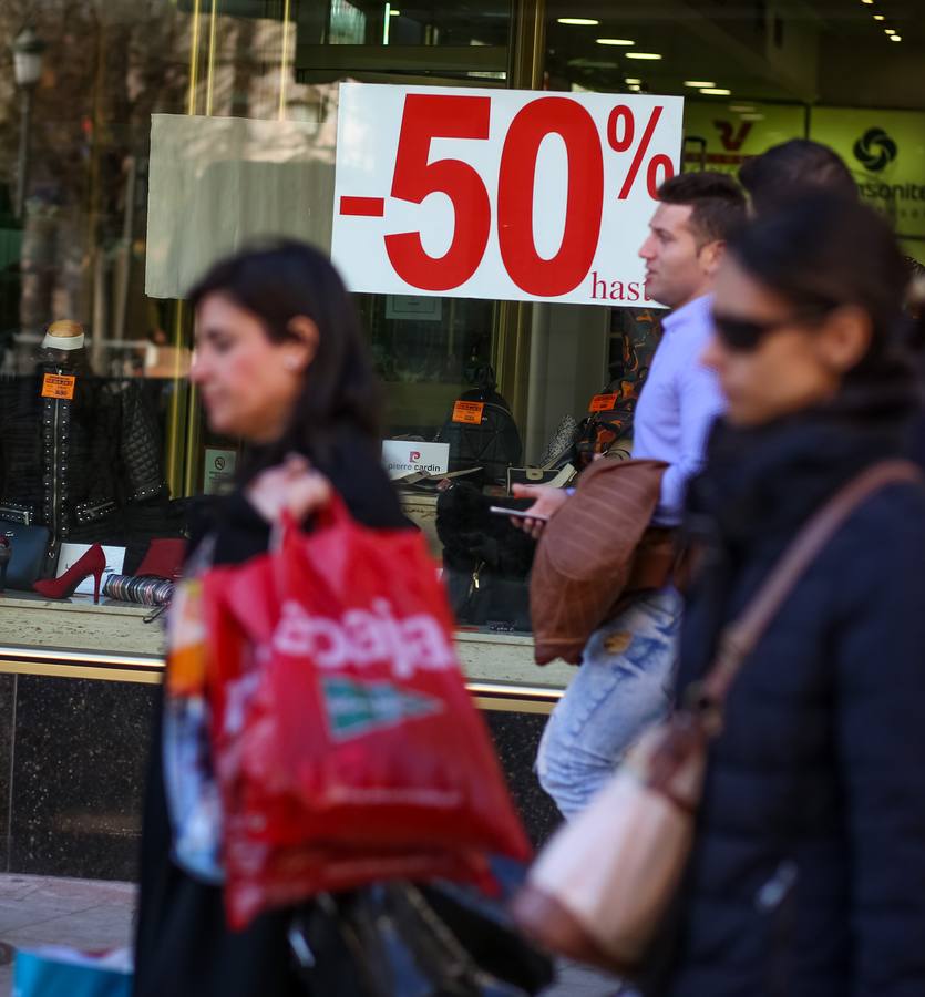 Granada &#039;carga&#039; en el inicio de las rebajas