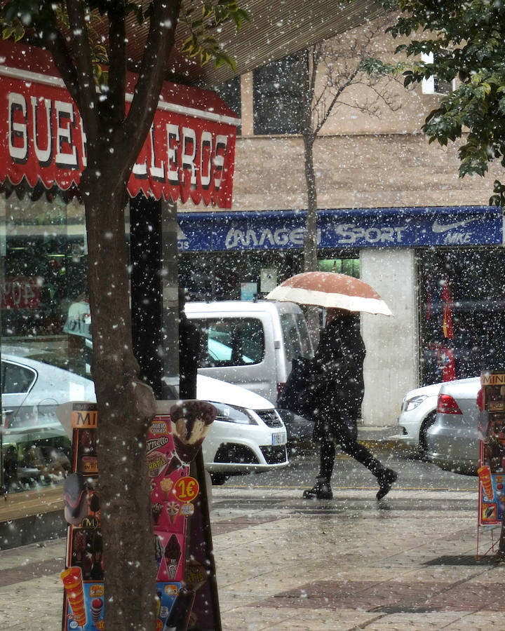 La nieve cae con fuerza en Guadix