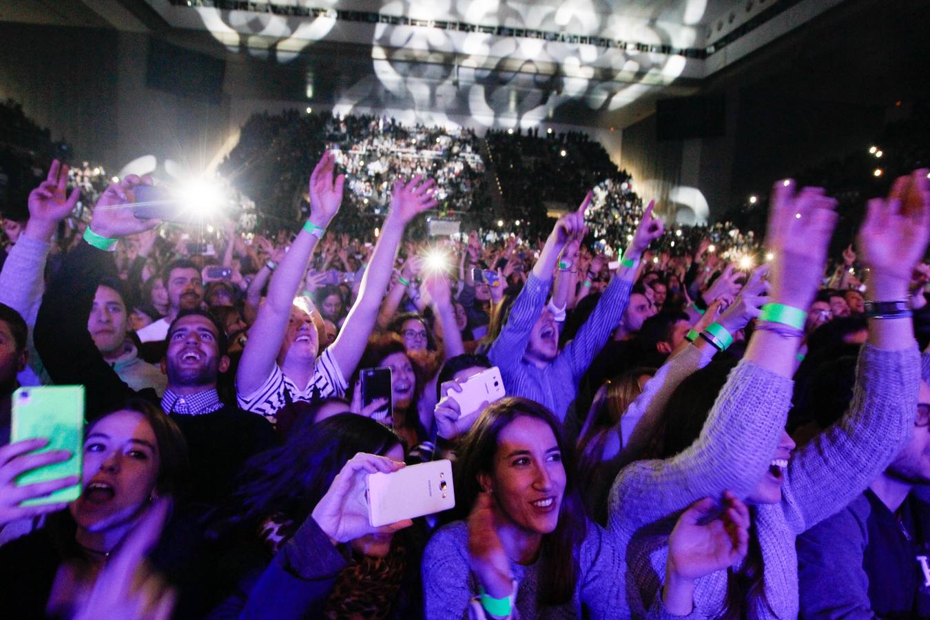 Izal llena de energía el Palacio de los Deportes