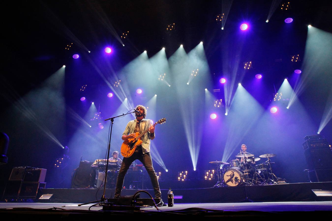 Izal llena de energía el Palacio de los Deportes