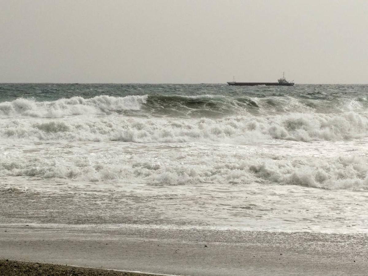 El agua &#039;devora&#039; playa Poniente