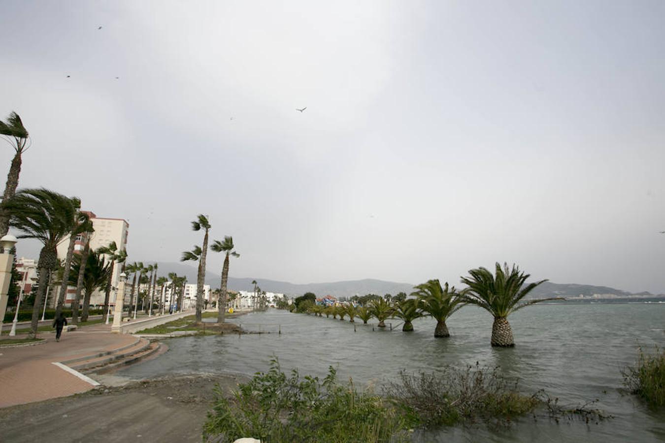 El agua &#039;devora&#039; playa Poniente