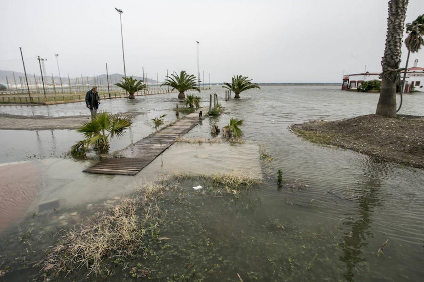 El agua &#039;devora&#039; playa Poniente