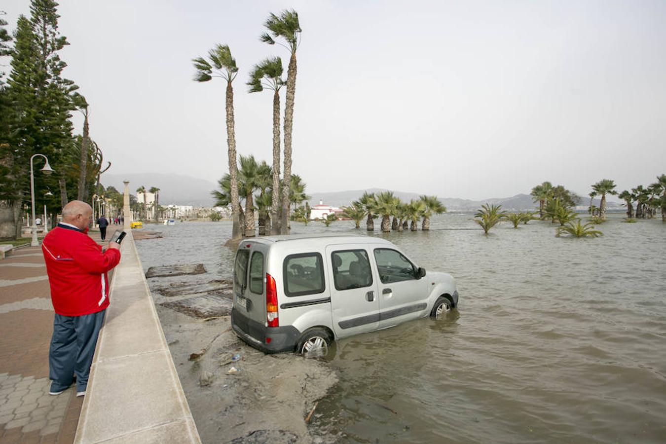 El agua &#039;devora&#039; playa Poniente