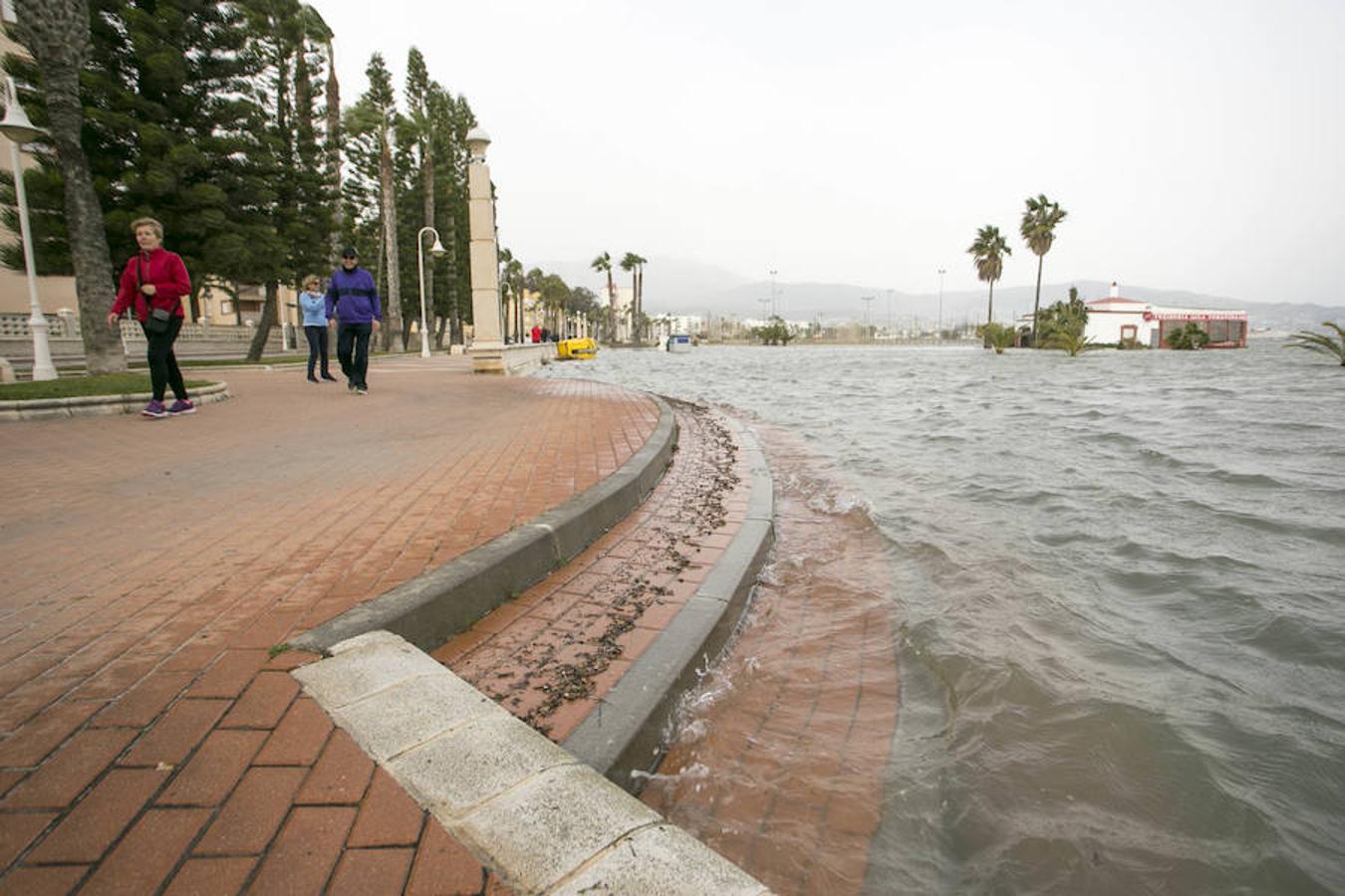 El agua &#039;devora&#039; playa Poniente